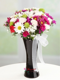 Siyah Vazoda Kır Çiçekleri